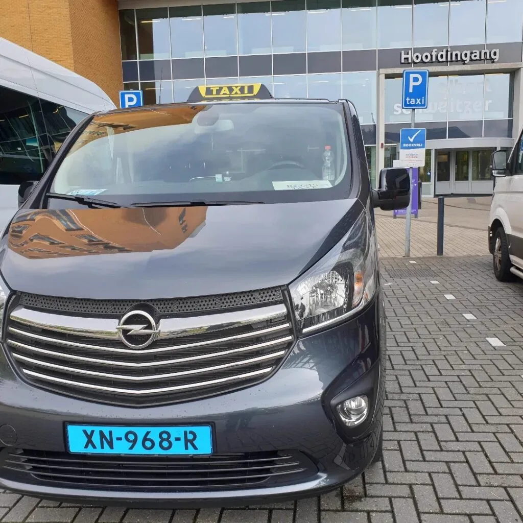 Taxi van Rogis voor het Albert Schweitzer Ziekenhuis in Dordrecht