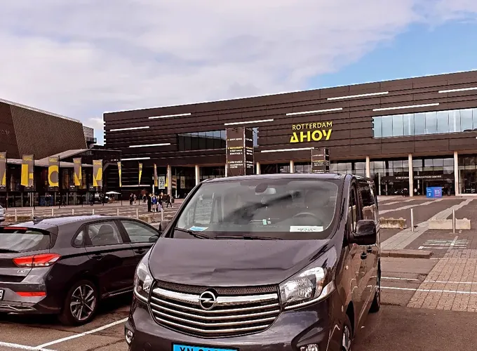 Taxi bij evenementenhal Ahoy in Rotterdam