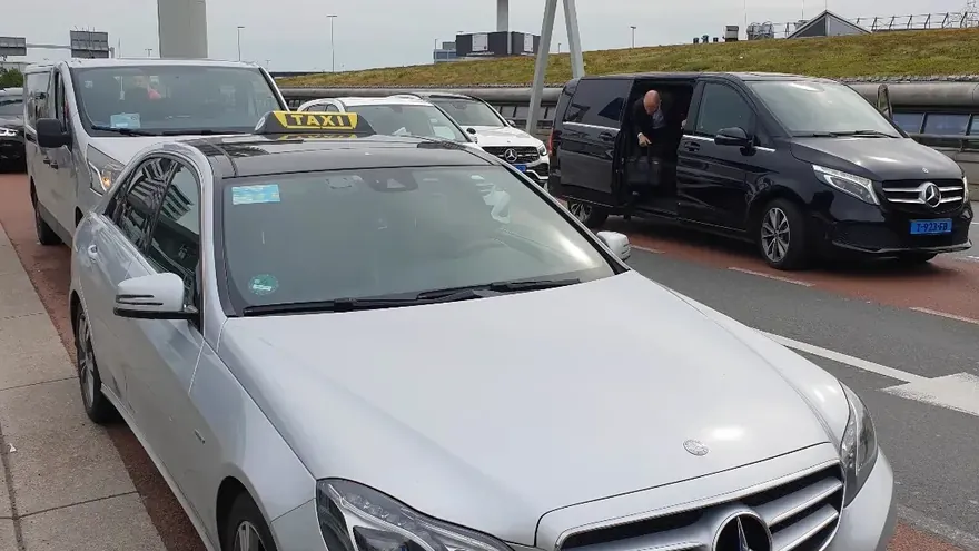 Taxi van Rogis op weg naar Schiphol