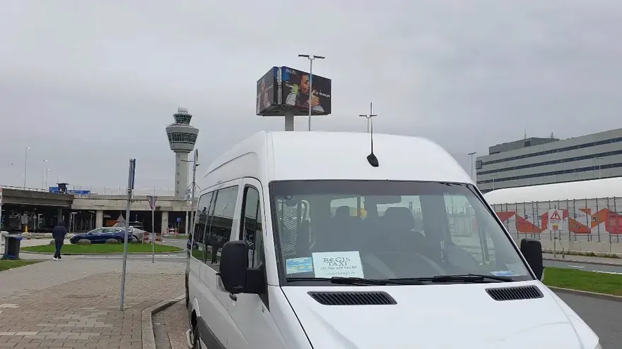 Taxibus van Rogis voor acht personen