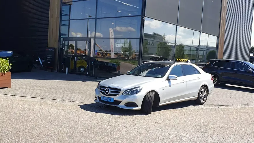 Zakelijke taxi voor een kantoorgebouw