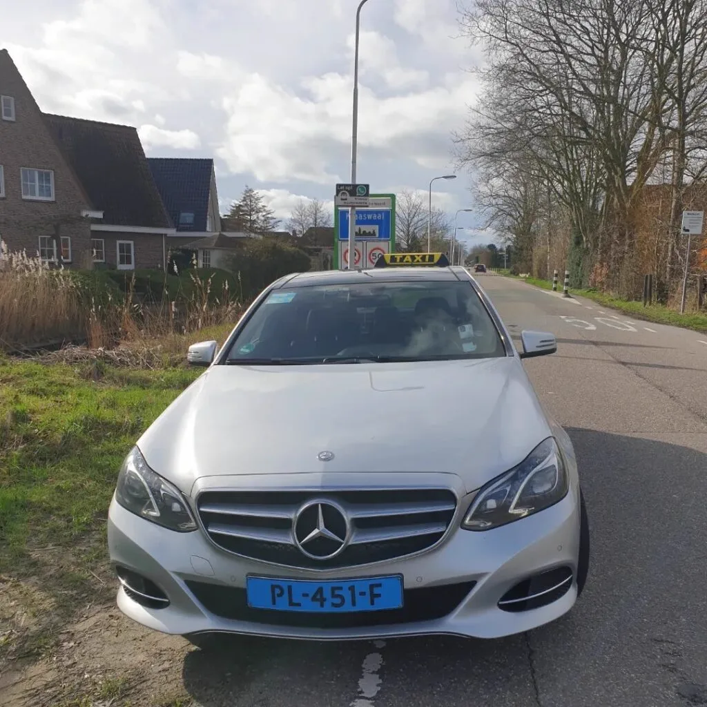 Taxi van Rogis in Klaaswaal in de Hoeksche Waard