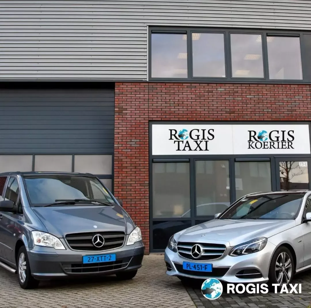 Twee wagens van Taxi Rogis voor het eigen pand in Gorinchem